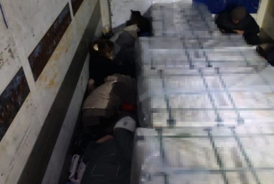 Нелегалы прятались в грузовике на въезде в Казахстан