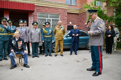 Военные Казахстана устроили парад для 101-летнего ветерана в Астане