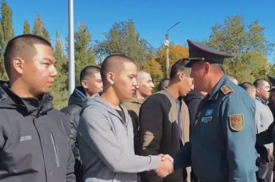 В Атырау прошли торжественные проводы призывников в десантно-штурмовые войска