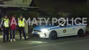 Увидел полицейских и бросился бежать: чем закончилась погоня за мужчиной в Алматы (видео)
