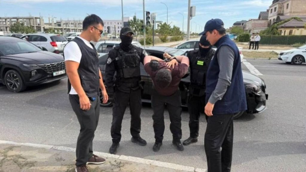 “Применял угрозы и физическую силу”: СОБР задержал жителя Актау с мечеными деньгами (фото)