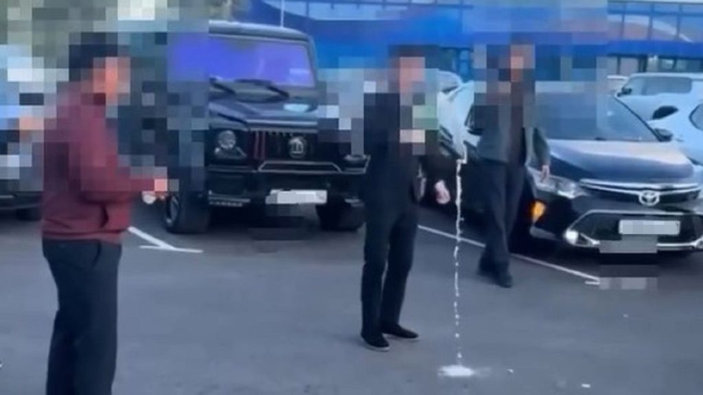 Гостя свадьбы наказали за выходку с шампанским в аэропорту Павлодара (видео)