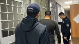 “Хочешь по разам?”: пьяный казахстанец устроил погром в кафе и не подчинился полицейским (видео)