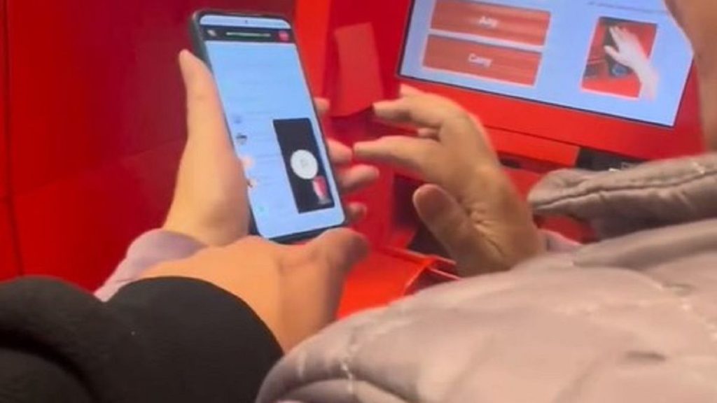 “Тебе руку пожать? Ты кто такой?”: прохожие прервали разговор казахстанки и отвели ее в полицию