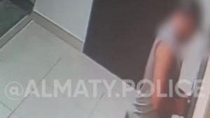 “Искал незапертые квартиры”: подозрительного мужчину из видео задержали в Алматы