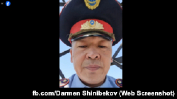 В Алматы уволенный из органов экс-полицейский залез на столб в знак протеста