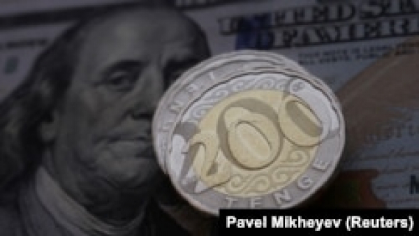 Нацбанк Казахстана: курс тенге за месяц снизился более чем на пять процентов по отношению к доллару