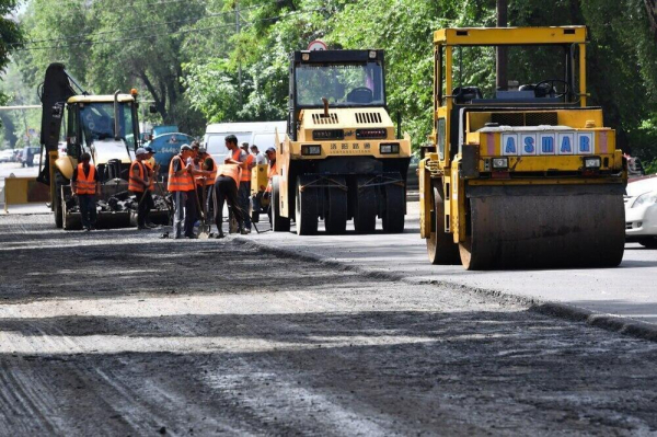 В Алматы продолжается замена асфальта на улицах с хорошим покрытием