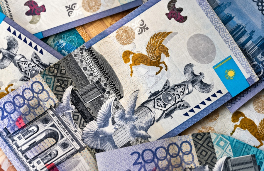 Доллар упал ниже 450 тенге: что может изменить решение ФРС