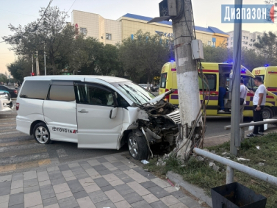 Автомобиль врезался в столб у "зебры". Всего пострадали три машины